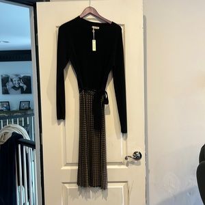 Absolutely stunning max studio dress black and tan with a belt at the waist.